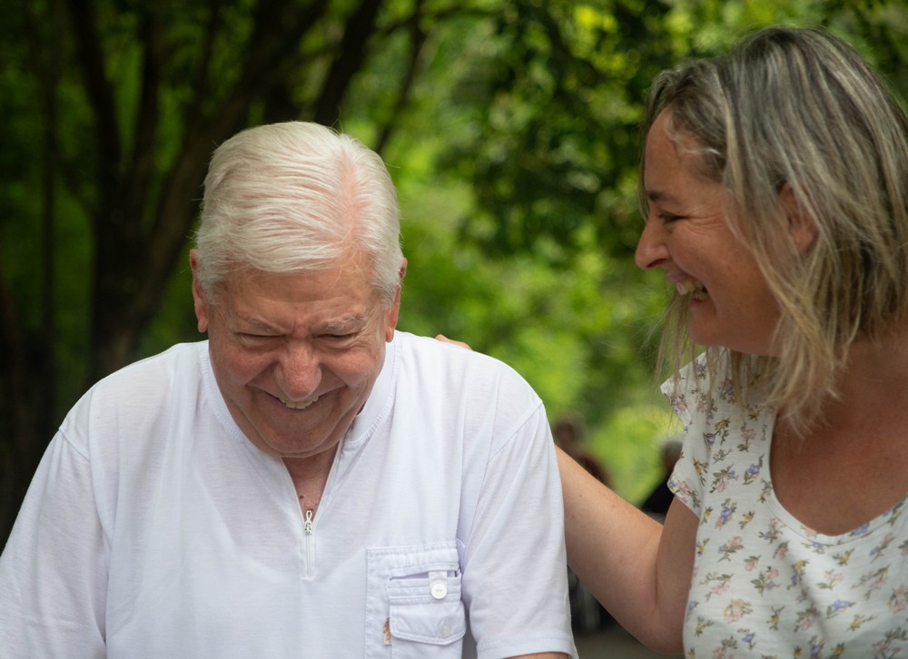 Residente y trabajadora charlan entre risas