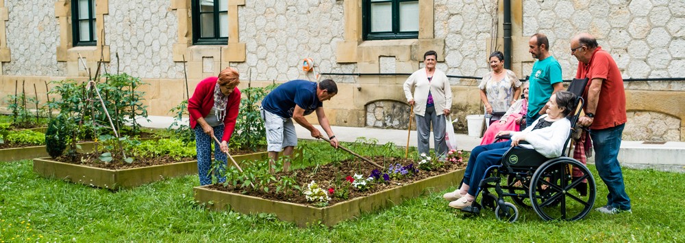un grupo de residentes trabaja en las huertas