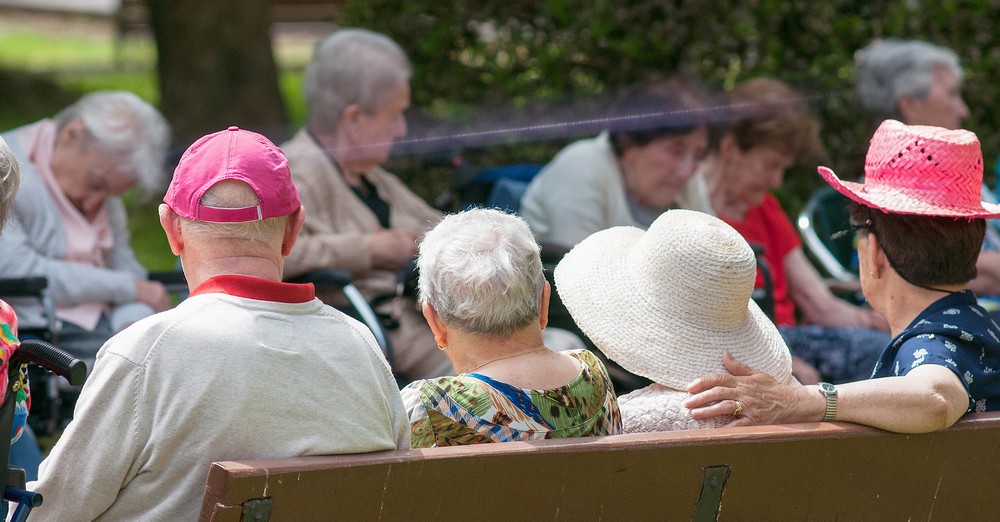 un grupo de residentes tomando el sol en el jardín
