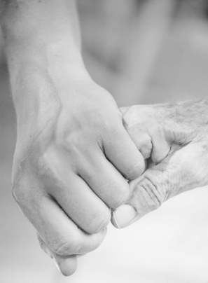 la mano de una persona joven coge la de otra anciana
